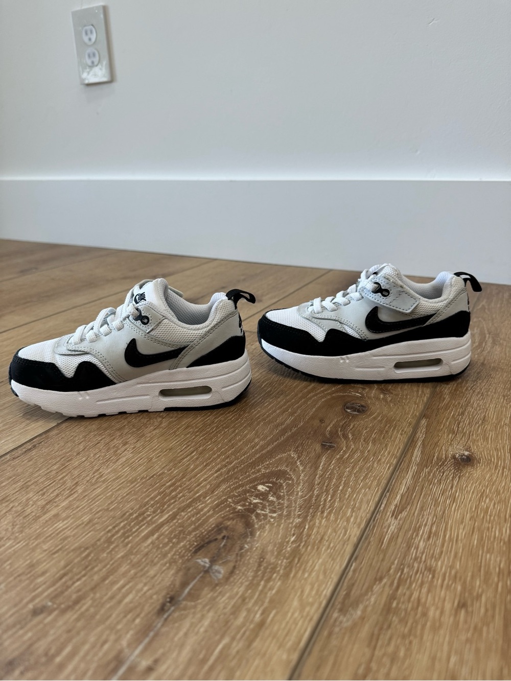 Nike Kids' Air Max Sneakers 9C - Picture 3 of 5